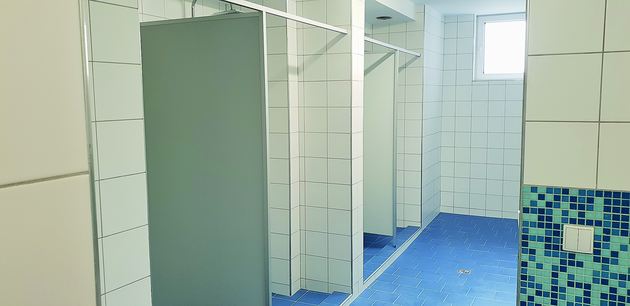 Wykończenie łazienek w basenie szkolnym w Paczynie | AS Buduje